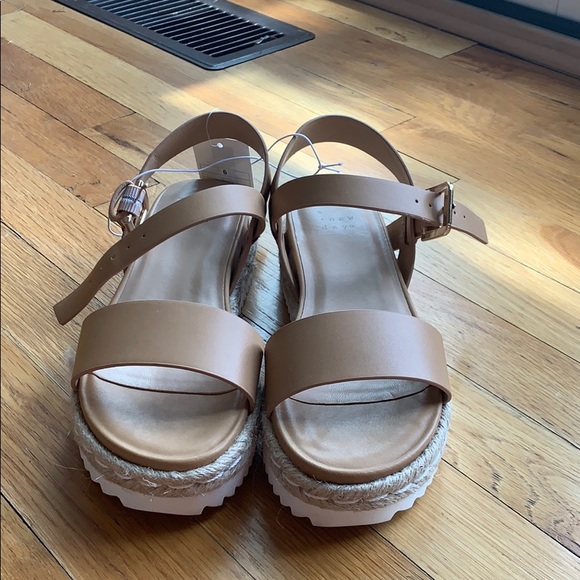 Tan espadrille platforms - Picture 2 of 4